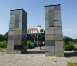 Kirchbruch Beucha, Stelen zur Veranschaulichung der verschiedenen Gesteinsarten der Region Leipzig, Foto: Anja Hartmann