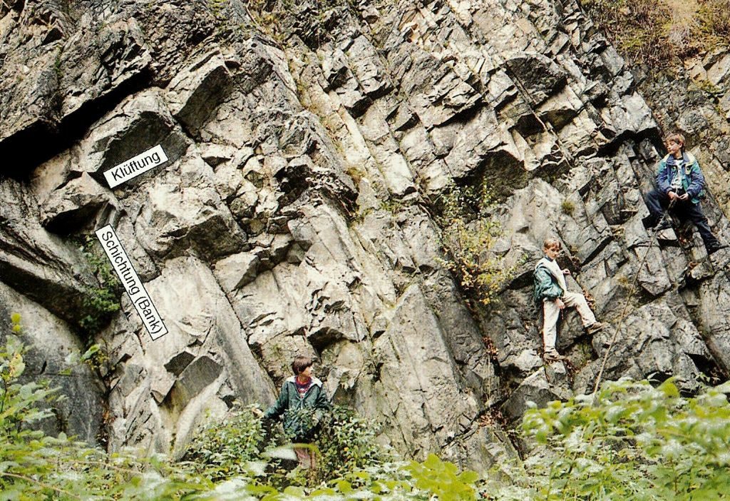 Der Steinbruch am Collmberg mit anstehender quarzitischer Grauwacke, Foto: Eißmann