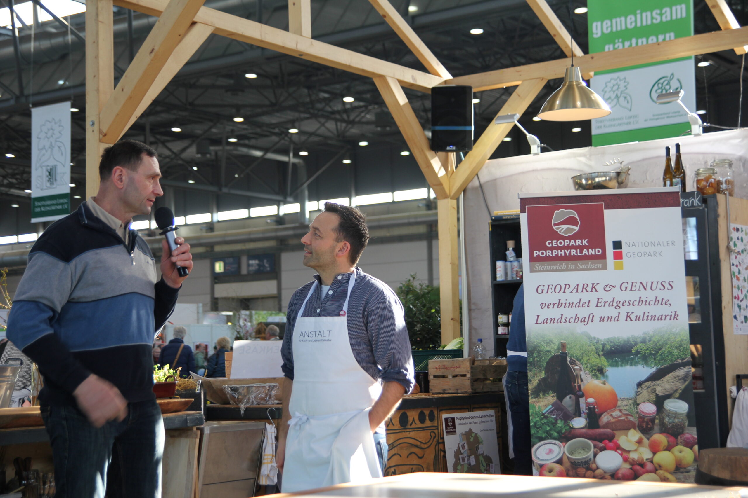 Im Gespräch bei der Produktentwicklung auf der Haus-Garten-Freizeit: Thomas Marbach und Edgar von Bernuth